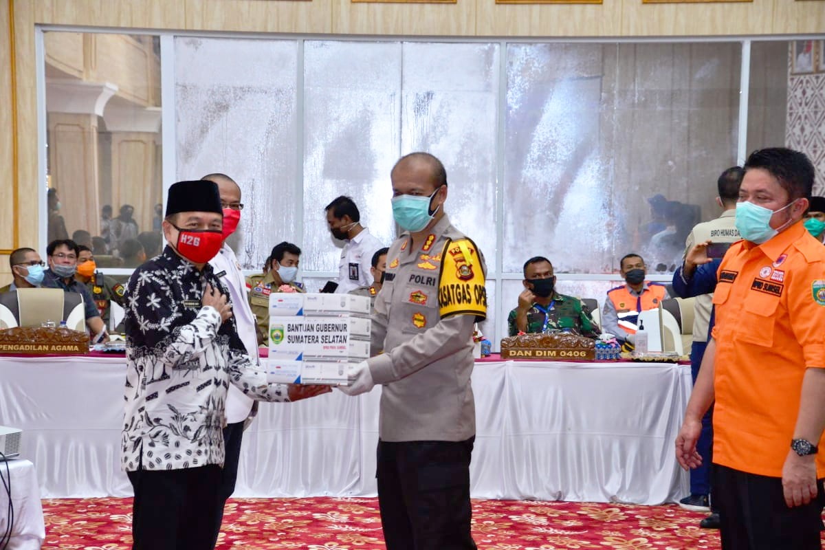 Alhamdulillah. Direktur Rumah Sakit Dr. Sobirin Bapak dr. H. Raden Muhammad Nawawi Menerima Bantuan dari Gubernur Sumatera Selatan di Auditorium Pemerintah Kabupaten Musi Rawas.